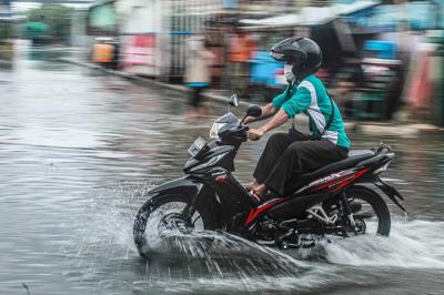 Warga beraktivitas saat banjir rob mengenangi rumahnya di Jalan Lodan Raya, Ancol, Jakarta Utara, Sabtu (4/11/2021).