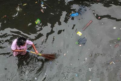 Warga beraktivitas saat banjir rob mengenangi rumahnya di Jalan Lodan Raya, Ancol, Jakarta Utara, Sabtu (4/11/2021).