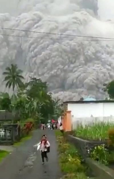 Warga berlarian menyelamatkan diri saat Gunung Semeru meletus di Lumajang, Jawa Timur, Sabtu (4/12/2021).
