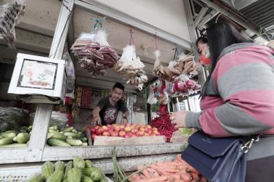 Aktivitas perdagangan di Pasar Kecapi, Kota Bekasi, Jawa Barat.