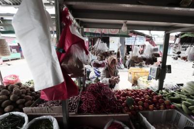 Aktivitas perdagangan di Pasar Kecapi, Kota Bekasi, Jawa Barat.