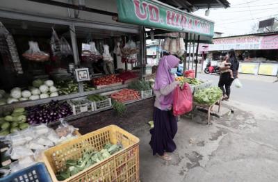 Aktivitas perdagangan di Pasar Kecapi, Kota Bekasi, Jawa Barat.
