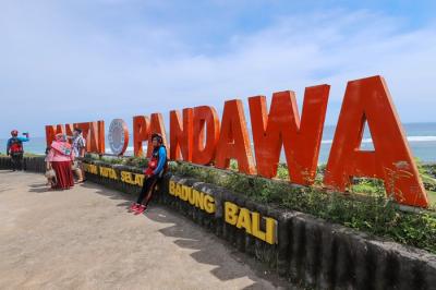 Wisatawan berfoto di Pantai Pandawa, Kuta Selatan, Bali, Sabtu (4/12/2021).