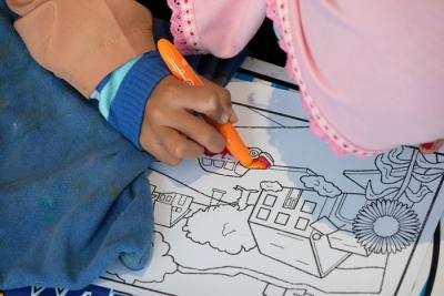 Sejumlah anak mengikuti lomba mewarnai untuk anak yang berlangsung di Galesong Building, Jl Ap Pettarani, Makassar, Sabtu (4/12/2021).