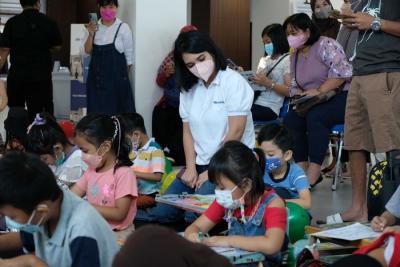 Sejumlah anak mengikuti lomba mewarnai untuk anak yang berlangsung di Galesong Building, Jl Ap Pettarani, Makassar, Sabtu (4/12/2021).