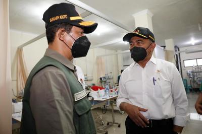 Kepala BNPB Letjen TNI Suharyanto bersama Menko PMK Muhadjir Effendy dan Bupati Lumajang Thoriqul Haq mengunjungi Rumah Sakit Umum Daerah (RSUD) Pasirian.