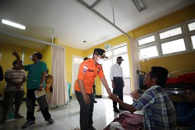 Kepala BNPB Letjen TNI Suharyanto bersama Menko PMK Muhadjir Effendy dan Bupati Lumajang Thoriqul Haq mengunjungi Rumah Sakit Umum Daerah (RSUD) Pasirian.