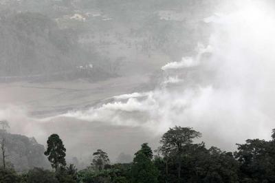 Kondisi di sepanjang daerah aliran lahar di Curah Kobokan mengalami kerusakan dan tertutup material vulkanik dari awan panas guguran Gunung Semeru.