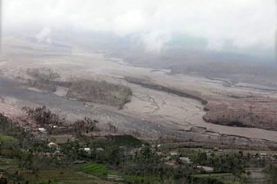 Kondisi di sepanjang daerah aliran lahar di Curah Kobokan mengalami kerusakan dan tertutup material vulkanik dari awan panas guguran Gunung Semeru.