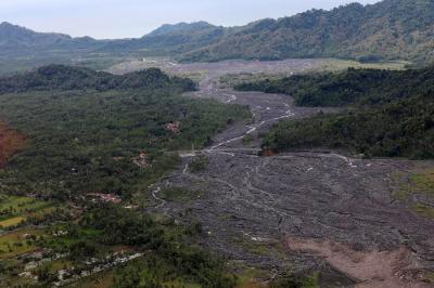 Kondisi di sepanjang daerah aliran lahar di Curah Kobokan mengalami kerusakan dan tertutup material vulkanik dari awan panas guguran Gunung Semeru.