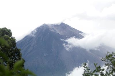 Kawah Jonggring Saloko masih mengepulkan asap putih usai memuntahkan material vulkanik ke arah Besuk Kobokan.