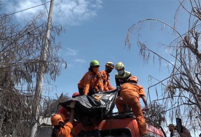 Relawan gabungan melakukan evakuasi korban erupsi Gunung Semeru di Desa Supiturang, Kecamatan Candipuro, Kabupaten Lumajang, Jawa Timur, Selasa (7/12/2021).
