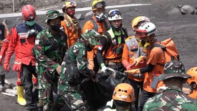 Relawan gabungan melakukan evakuasi korban erupsi Gunung Semeru di Desa Supiturang, Kecamatan Candipuro, Kabupaten Lumajang, Jawa Timur, Selasa (7/12/2021).