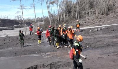 Relawan gabungan melakukan evakuasi korban erupsi Gunung Semeru di Desa Supiturang, Kecamatan Candipuro, Kabupaten Lumajang, Jawa Timur, Selasa (7/12/2021).