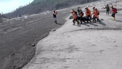 Relawan gabungan melakukan evakuasi korban erupsi Gunung Semeru di Desa Supiturang, Kecamatan Candipuro, Kabupaten Lumajang, Jawa Timur, Selasa (7/12/2021).