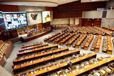 Rapat paripurna DPR Ke-10 masa Persidangan II Tahun Sidang 2021-2022 di Kompleks Parlemen, Senayan, Jakarta, Selasa (7/12/2021).