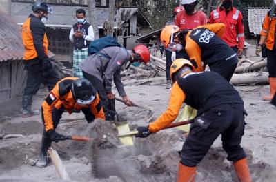Disaster Management Center (DMC) Dompet Dhuafa bersama relawan gabungan membantu pencarian korban di Kampung Renteng dan Kebondeli.