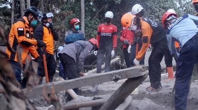 Disaster Management Center (DMC) Dompet Dhuafa bersama relawan gabungan membantu pencarian korban di Kampung Renteng dan Kebondeli.