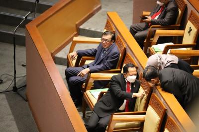 Rapat paripurna DPR Ke-10 masa Persidangan II Tahun Sidang 2021-2022 di Kompleks Parlemen, Senayan, Jakarta, Selasa (7/12/2021).