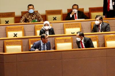 Rapat paripurna DPR Ke-10 masa Persidangan II Tahun Sidang 2021-2022 di Kompleks Parlemen, Senayan, Jakarta, Selasa (7/12/2021).