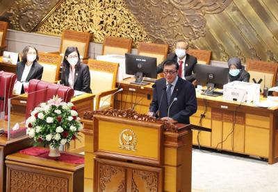 Rapat paripurna DPR Ke-10 masa Persidangan II Tahun Sidang 2021-2022 di Kompleks Parlemen, Senayan, Jakarta, Selasa (7/12/2021).