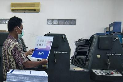 Pekerja saat menyelesaikan pembuatan kalender tahun 2022 di Jakarta Pusat, Senin (6/12/2021).