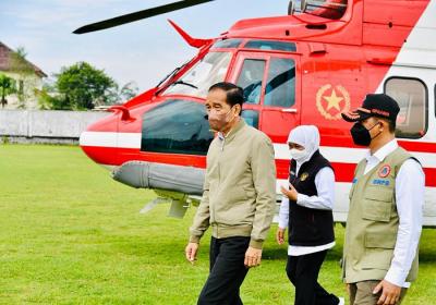 Presiden Joko Widodo saat tiba di Helipad Stadion Srikandi, Kelurahan Tempeh Tengah, Kecamatan Tempeh, Kabupaten Lumajang, Jawa Timur, Selasa (7/12/2021).