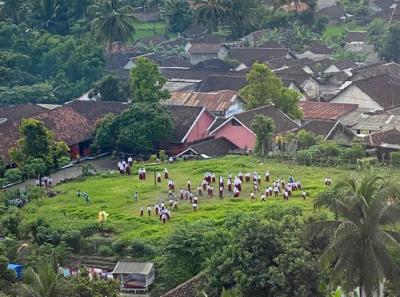 Kapolri Jenderal Listyo Sigit Prabowo meninjau kondisi alur lahar Gunung Semeru menggunakan helikopter polri, Lumajang, Jawa Timur, Selasa (7/12/2021).