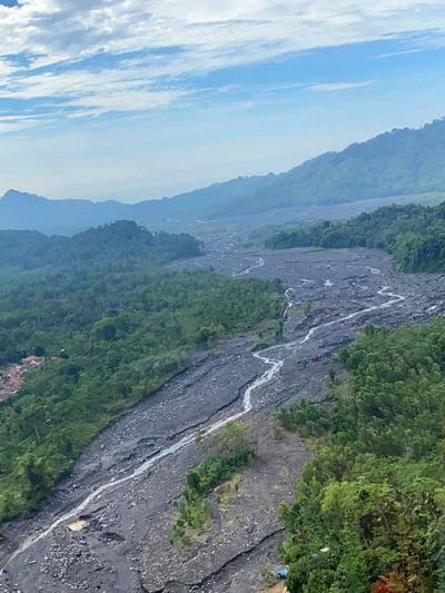 Kapolri Jenderal Listyo Sigit Prabowo meninjau kondisi alur lahar Gunung Semeru menggunakan helikopter polri, Lumajang, Jawa Timur, Selasa (7/12/2021).