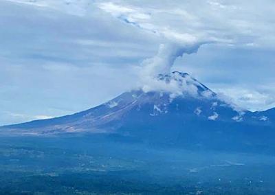 Kapolri Jenderal Listyo Sigit Prabowo meninjau kondisi alur lahar Gunung Semeru menggunakan helikopter polri, Lumajang, Jawa Timur, Selasa (7/12/2021).