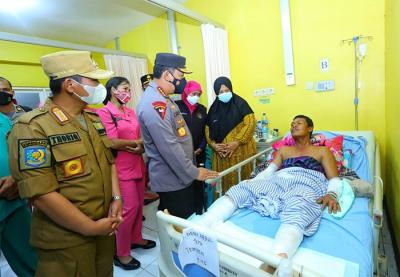 Kapolri Jenderal Listyo Sigit Prabowo beserta Ketua Umum Bhayangkari Juliati Sigit Prabowo melihat langsung kondisi korban erupsi Gunung Semeru.
