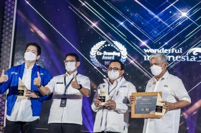 Kemenparekraf menganugerahkan Co-Branding Awards 2021 terhadap sejumlah jenama yang menjadi mitra co-branding 