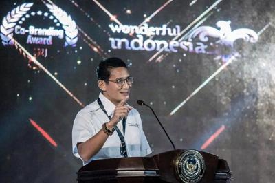 Kemenparekraf menganugerahkan Co-Branding Awards 2021 terhadap sejumlah jenama yang menjadi mitra co-branding 