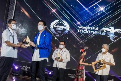 Kemenparekraf menganugerahkan Co-Branding Awards 2021 terhadap sejumlah jenama yang menjadi mitra co-branding 