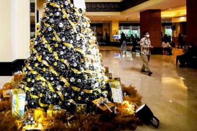 Suasana ornamen pohon natal terpasang menghiasi lobi hotel di kawasan Jakarta Selatan, Selasa (7/12/2021).