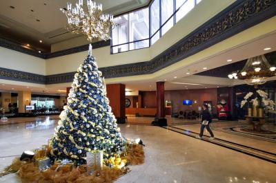 Suasana ornamen pohon natal terpasang menghiasi lobi hotel di kawasan Jakarta Selatan, Selasa (7/12/2021).