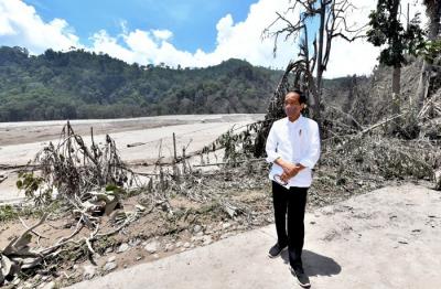 Presiden Jokowi didampingi Menteri PUPR Basuki Hadimuljono meninjau Jalan Penghubung Lumajang Malang yang tertimbun akibat erupsi Gunung Semeru.