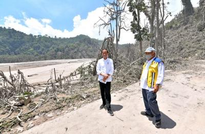 Presiden Jokowi didampingi Menteri PUPR Basuki Hadimuljono meninjau Jalan Penghubung Lumajang Malang yang tertimbun akibat erupsi Gunung Semeru.