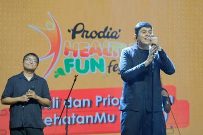 Business & Marketing Director PT Prodia Widyahusada Tbk Indriyanti Rafi Sukmawati (kanan) bersama penyanyi Tulus saat acara Prodia Healthy Fun Festival.