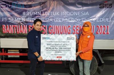 SIG melalui program SIG Peduli menyalurkan bantuan bahan makanan dan perlengkapan senilai Rp100 juta untuk korban bencana erupsi Gunung Semeru.