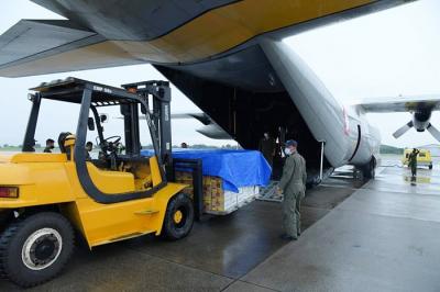 Hari ini TNI AU menerbangkan satu pesawat C-130  Hercules membawa 12 ton Bansos, berupa barang yang sifatnya mendesak dibutuhkan oleh masyarakat.