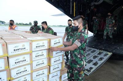 Hari ini TNI AU menerbangkan satu pesawat C-130  Hercules membawa 12 ton Bansos, berupa barang yang sifatnya mendesak dibutuhkan oleh masyarakat.