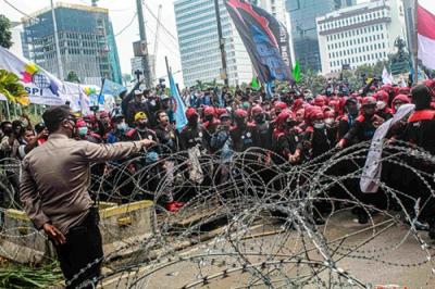 Ribuan buruh yang tergabung dalam KSPI, KPBI, dan FSPMI melakukan aksi unjuk rasa buntut rendahnya UMP 2022 di kawasan Patung Kuda.