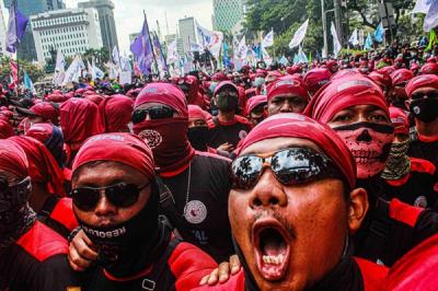 Ribuan buruh yang tergabung dalam KSPI, KPBI, dan FSPMI melakukan aksi unjuk rasa buntut rendahnya UMP 2022 di kawasan Patung Kuda.
