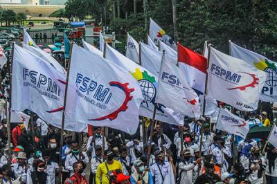 Ribuan buruh yang tergabung dalam KSPI, KPBI, dan FSPMI melakukan aksi unjuk rasa buntut rendahnya UMP 2022 di kawasan Patung Kuda.