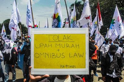 Ribuan buruh yang tergabung dalam KSPI, KPBI, dan FSPMI melakukan aksi unjuk rasa buntut rendahnya UMP 2022 di kawasan Patung Kuda.