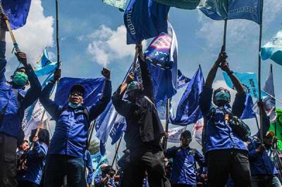 Ribuan buruh yang tergabung dalam KSPI, KPBI, dan FSPMI melakukan aksi unjuk rasa buntut rendahnya UMP 2022 di kawasan Patung Kuda.