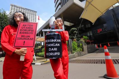 Sejumlah aktivis ICW dan Gerakan #BersihkanIndonesia yang mengenakan kostum Money Heist melakukan aksi teatrikal di depan Gedung Merah Putih KPK.