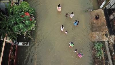 Foto udara luapan banjir di kawasan Perumnas Antang Blok 10, Kecamatan Manggala, Makassar, Sulawesi Selatan, Rabu (8/12/2021).