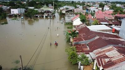 Foto udara luapan banjir di kawasan Perumnas Antang Blok 10, Kecamatan Manggala, Makassar, Sulawesi Selatan, Rabu (8/12/2021).